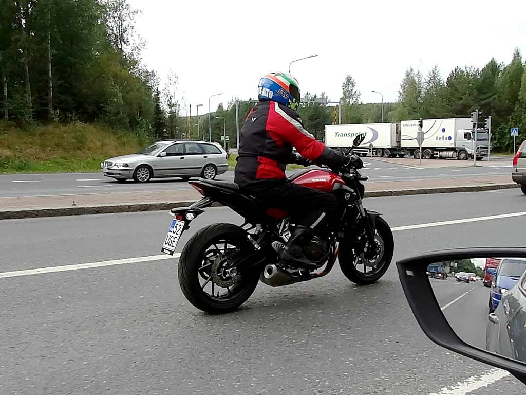 Kuva auton sisältä ajokokeen aikana