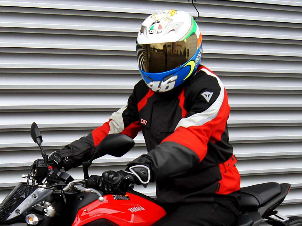 kuski moottoripyörän kyydissä