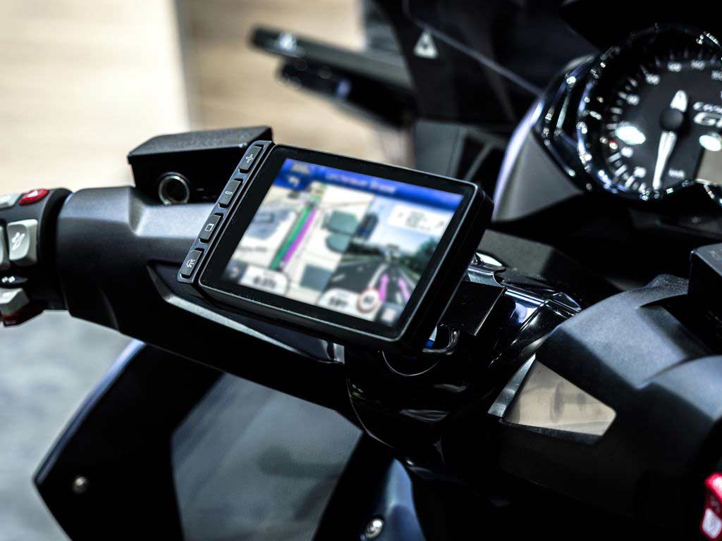 puhelin on kiinni pidikkeessä 