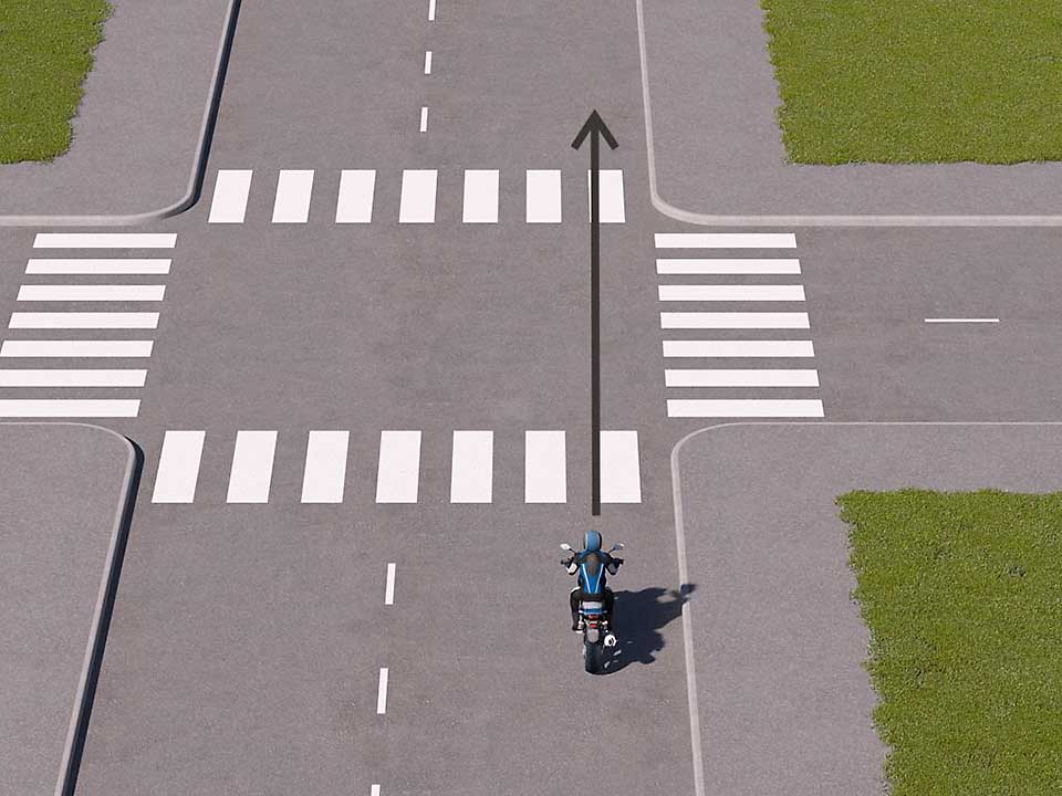mallinnettu liikennetilanne; moottoripyörä ajaa suoraan risteyksessä