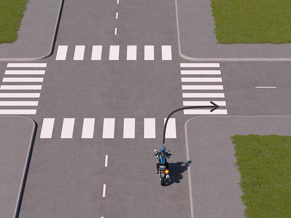 mallinnettu liikennetilanne; moottoripyörä kääntyy oikealle risteyksessä