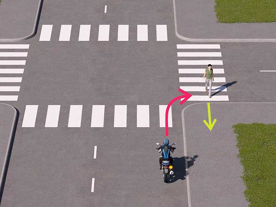 mallinnettu liikennetilanne; jalankulkija on ylittämässä suojatietä, jolle mopoilija kääntyy