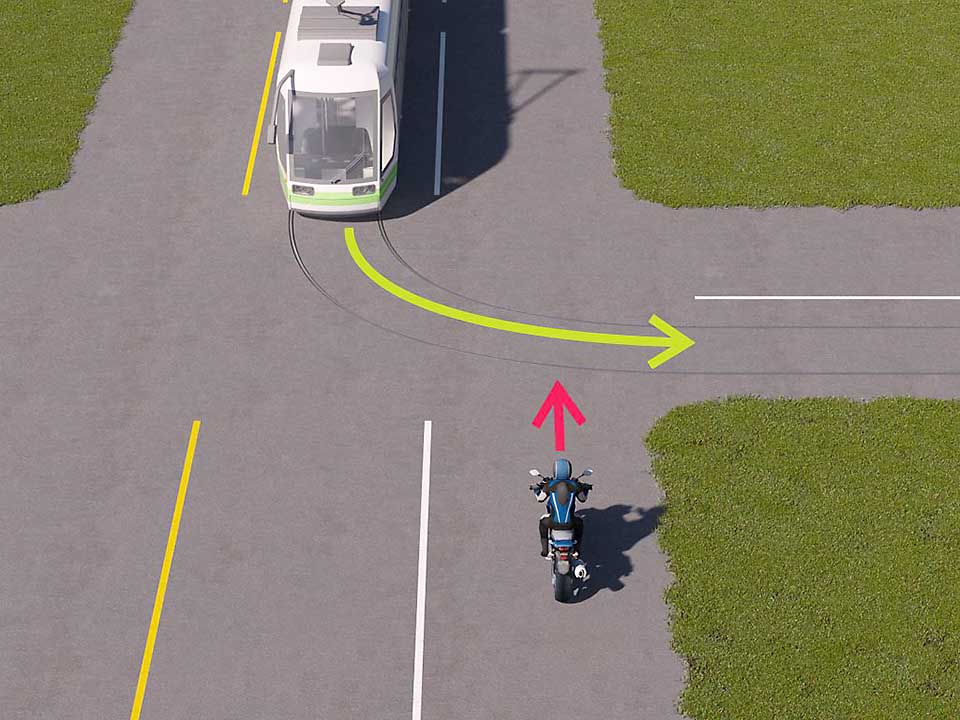 mallinnettu liikennetilanne; moottoripyöräilijä lähestyy risteystä, johon on tulossa raitiovaunu