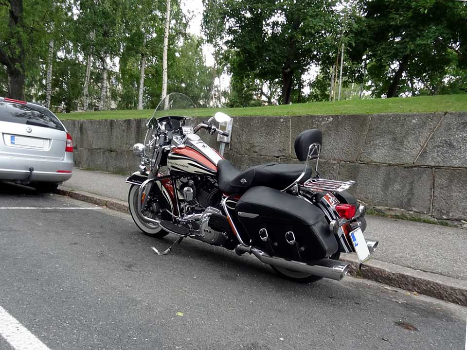 tien reunaan pysäytetty moottoripyörä