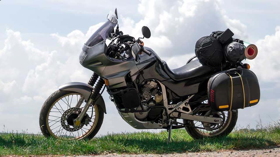 tien pientareelle pysäytetty moottoripyörä