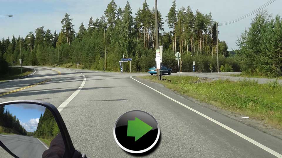 auto valmistautuu kääntymään pois maantieltä