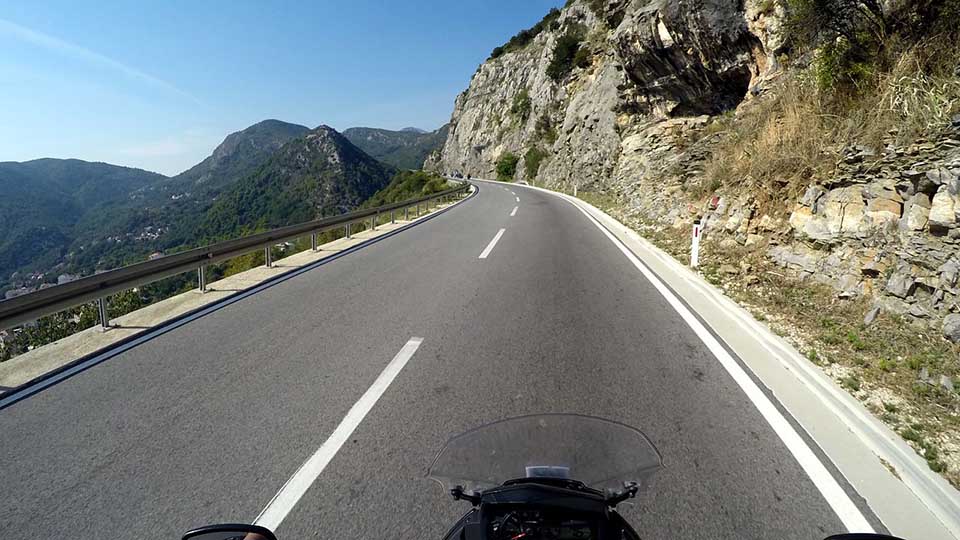 moottoripyörän kuskin näkymä eteenpäin tielle