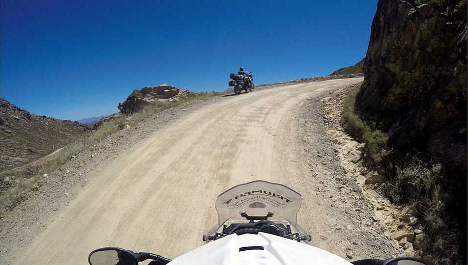 moottoripyörän kuskin näkymä eteenpäin tielle