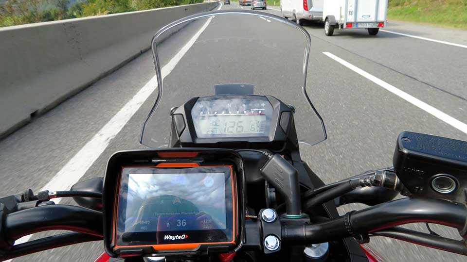 moottoripyörän kuskin näkymä navigaattorilla varustetulla pyörällä