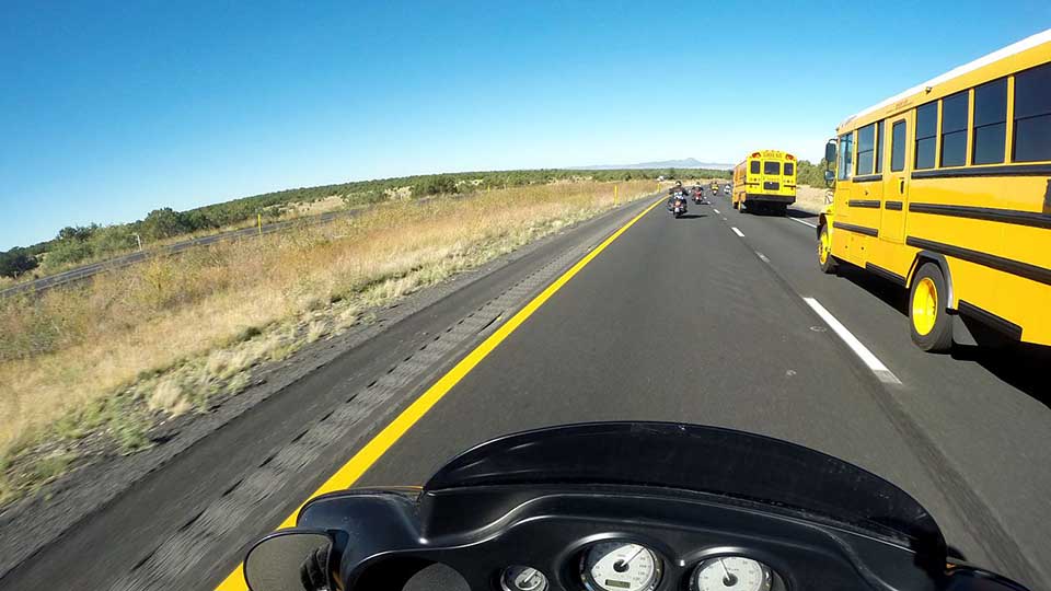 moottoripyöräilijät ohittavat linja-autoja