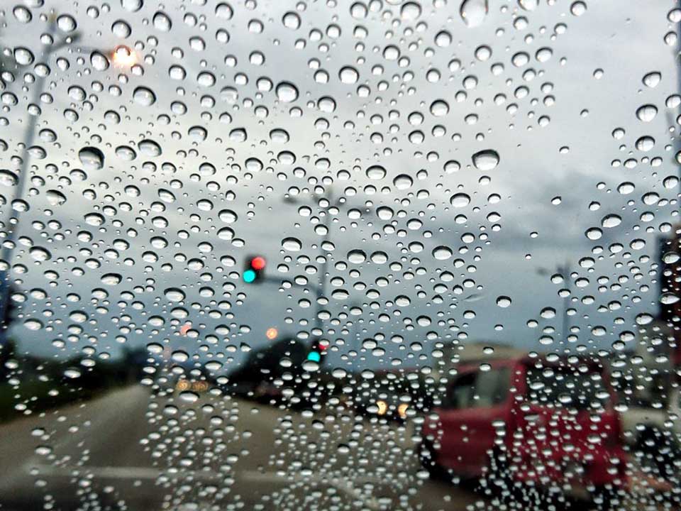 näkymä sateisen visiirin takaa