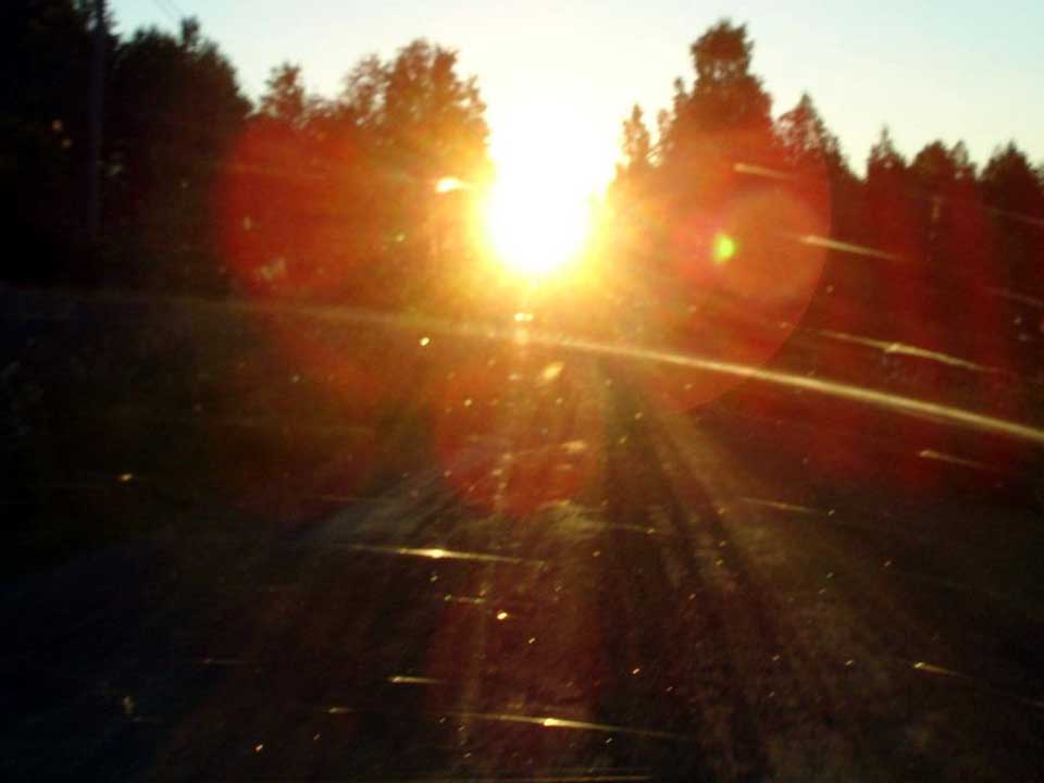 aurinko paistaa suoraan edestäpäin tuulilasiin