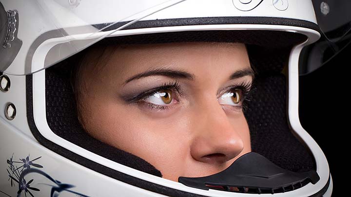 kuski kypärä päässä visiiri ylhäällä katse valppaana