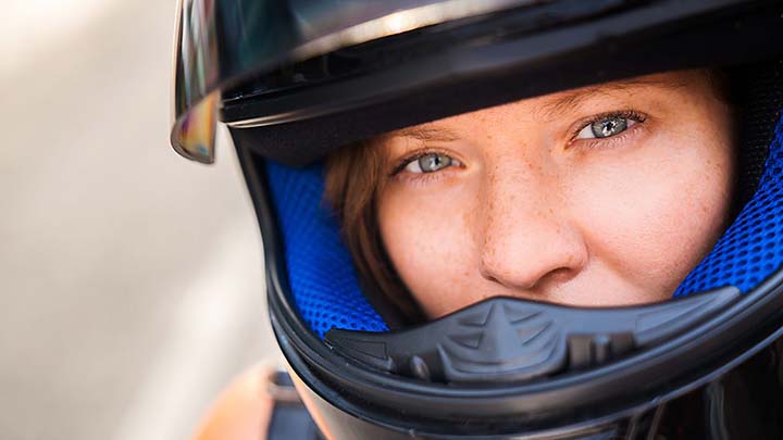 kuski kypärä päässä visiirin ylhäällä