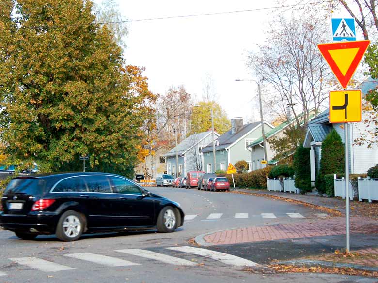 Keltainen kolmio risteyksess&auml;