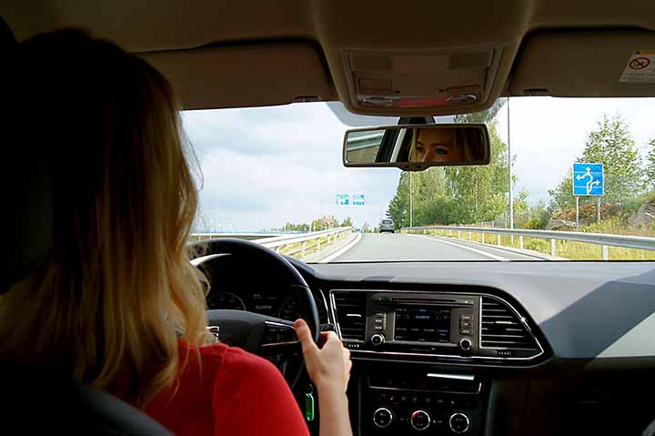 näkymä takapenkiltä liikenteessä