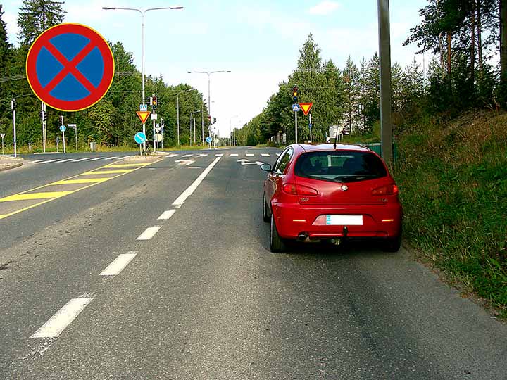 pysäköity auto