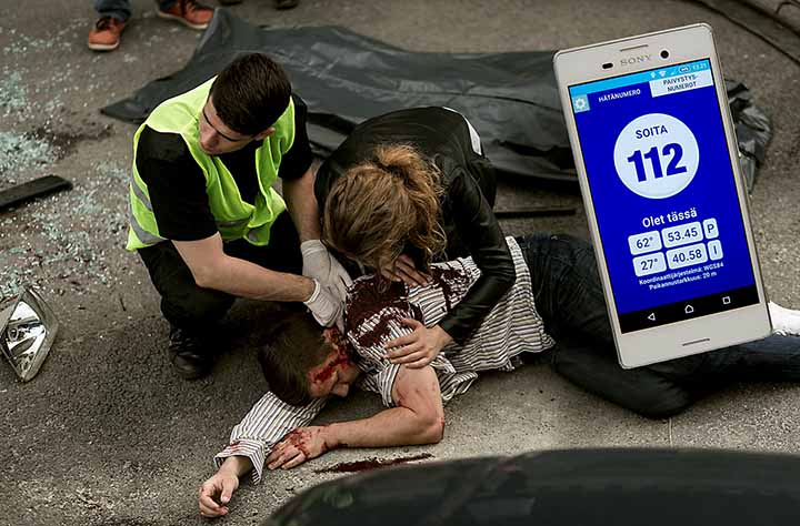 onnettomuuden uhria autetaan