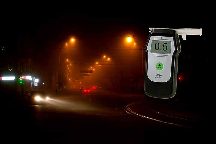 sumuinen/sateinen valaistu tieliittymä ja alkometrin kuva