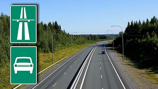 korkea näkymä moottoritiestä ja siihen liittyviä liikennemerkkejä